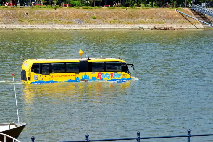 Floating bus, amphibious bus