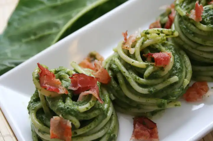 Pasta with spinach sauce