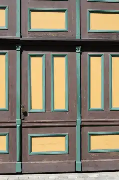 Frame and panel door in the colors colours yellow, brown, green