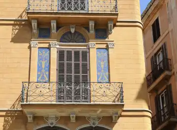 Wohnhaus mit Balkonen und Wandmalerei, Palma, Spanien
