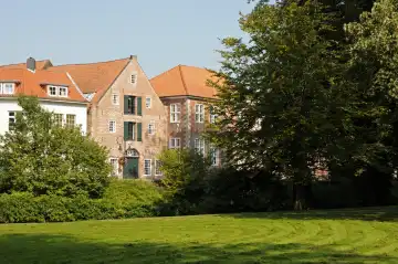 Ausblick vom Schlossgarten auf das Amtsgericht, Jever, Niedersachsen, Deutschland