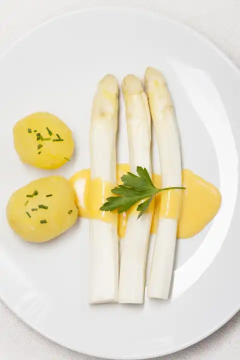 weißer Spargel mit Kartoffeln auf einem Teller