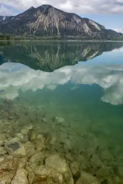 Reflexionen im Walchensee in Oberbayern