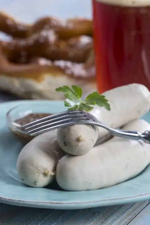 Bavarian white sausages with pretzel 
