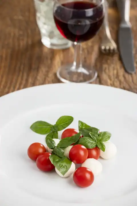 Italienische Insalada Caprese auf weißem Teller 