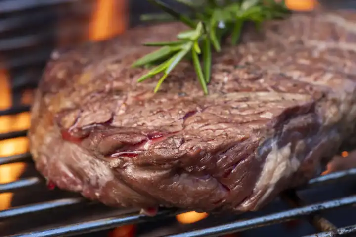 Rohes Steak mit Rosmarin auf dem Grill 