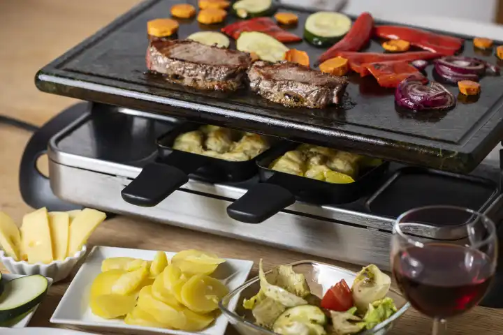 Schweizer Raclette mit Fleisch und Gemüse 