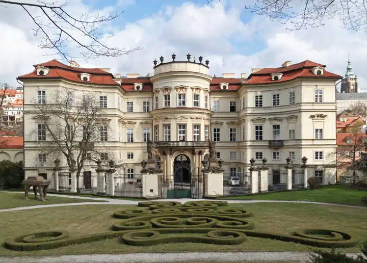 Deutsche Botschaft Prag, Rückseite mit Park