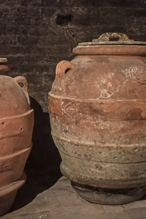 Alte traditionelle Tonkrüge dienen zur Aufbewahrung von Olivenöl