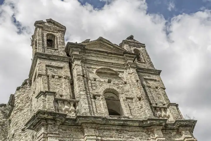 Verlassen, verfallen und leer - alte Barockkirche dem Verfall und Vandalismus preisgegeben
