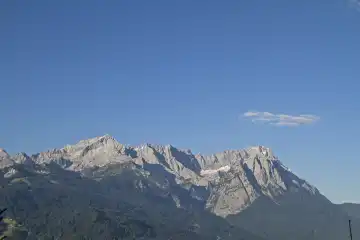 Von der Daxkapelle oberhalb Garmisch kann man diesen Blick aufs Wettersteingebirge geniessen