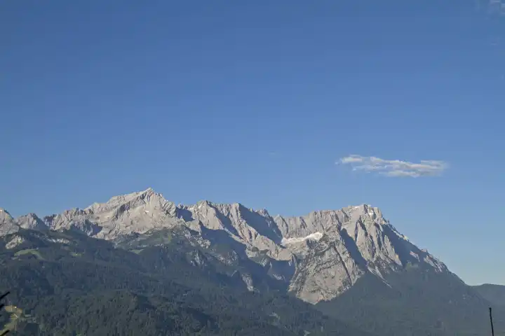 Von der Daxkapelle oberhalb Garmisch kann man diesen Blick aufs Wettersteingebirge geniessen