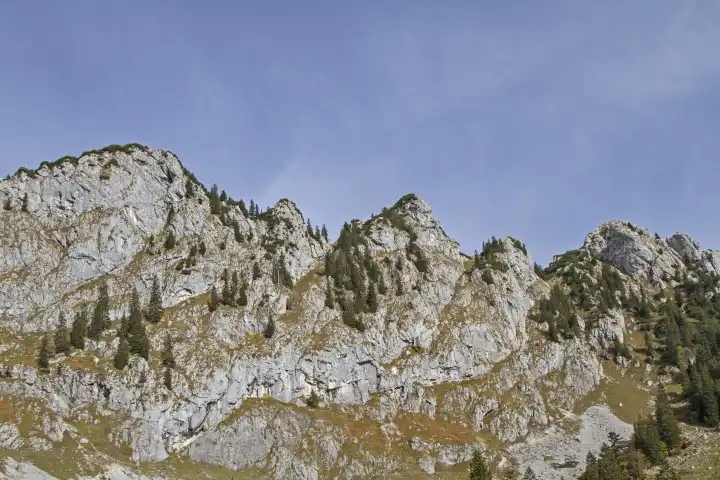 The three armpits are a part of the back of the Benedict wall group up to 1710 m high in the Bavarian pre-Alps between Benediktenwand main summit and the Brauneck