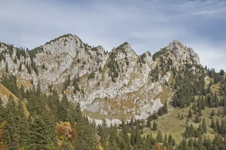Die drei Achselköpfe sind ein bis zu 1710 m hoher Teil des Rückens der Benediktenwandgruppe in den Bayerischen Voralpen zwischen Benediktenwand-Hauptgipfel und dem Brauneck