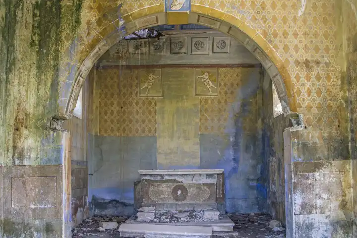 Das Innere einer verfallenen Kirche in einem verlassenen und unbewohnten Dorf in Istrien