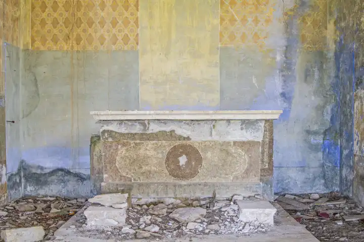 Das Innere einer verfallenen Kirche in einem verlassenen und unbewohnten Dorf in Istrien