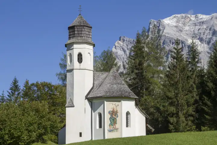 Die Rochuskapelle, im Hintergrund die Zugspitze wurde 1611 als Pestkapelle erbaut