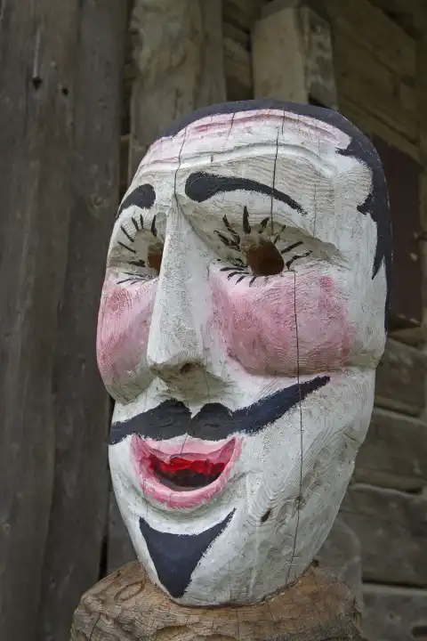 Holzmaske die im Sauraner Fasching, dem der ältesten Karneval im ganzen Alpengebiet getragen wird