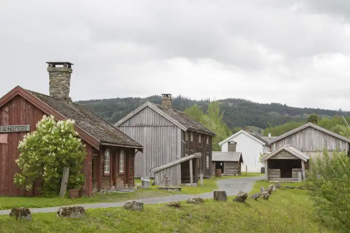 Rotes Holzhaus im traditionellen norwegischen Stil erbaut