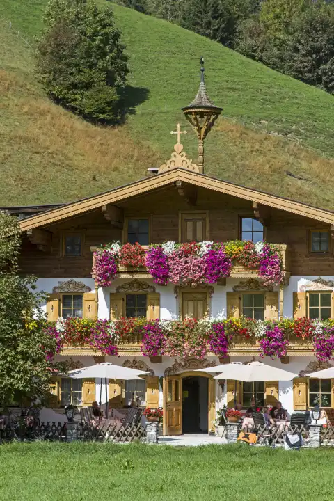 Am Ortsende von Hochfilzen findet man dieses typische Tiroler Wirtshaus mit traditioneller LÃ ftlmalerei