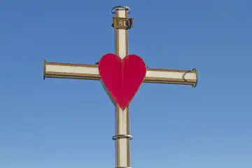 Kreuz mit Herz - christliches Symbol auf einem italienischen Berg