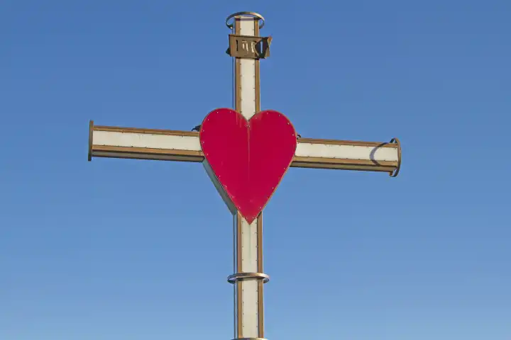 Kreuz mit Herz - christliches Symbol auf einem italienischen Berg