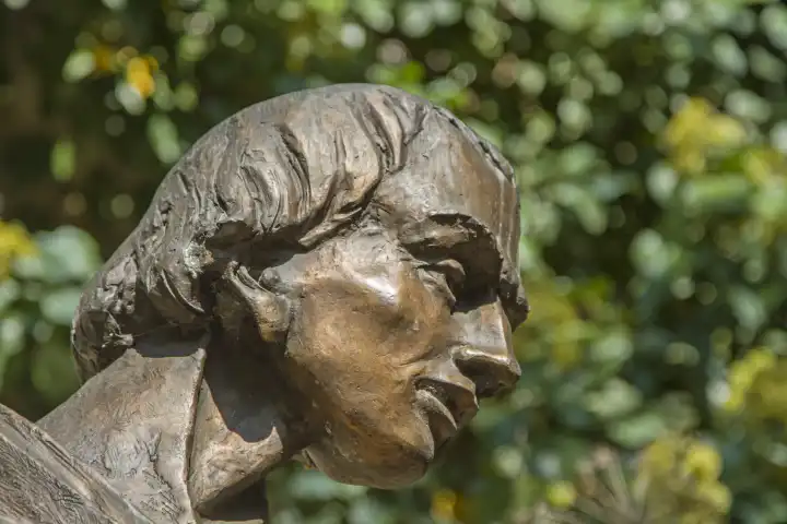 Detailansicht einer Statue aus Bronze - Portrait eines nachdenklichen Mannes