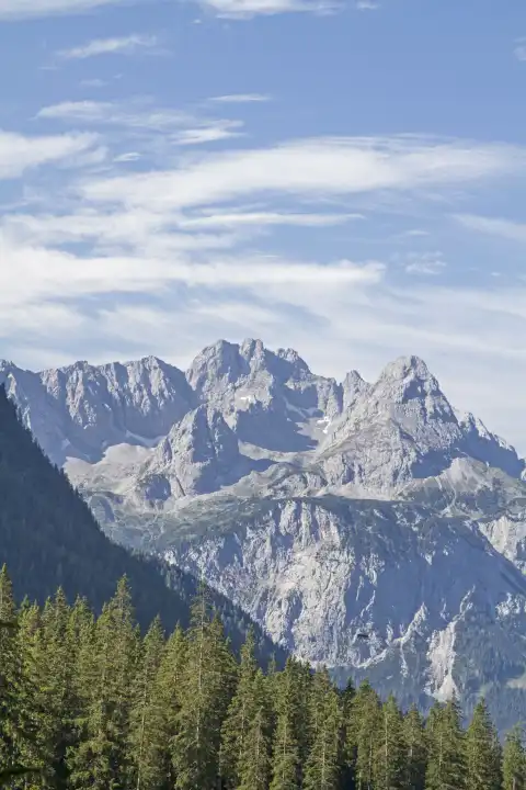 Ehrwalder Sonnenspitze und Vorderer Tajakopf in der Mieminger Kette in Tirol