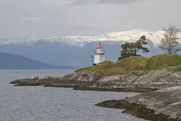 In der Nähe von Hermansverk steht dieser idyllische Leuchtturm am Ufer des Sognefjordes und weist den Schiffen den richtigen WegLeuchtturm