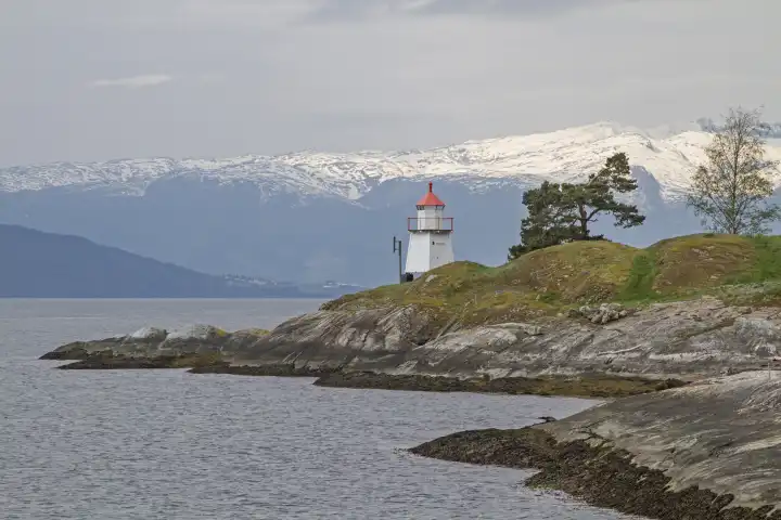 This idyllic lighthouse stands on the banks of the Sognefjord near Hermansverk and shows the ships the right way