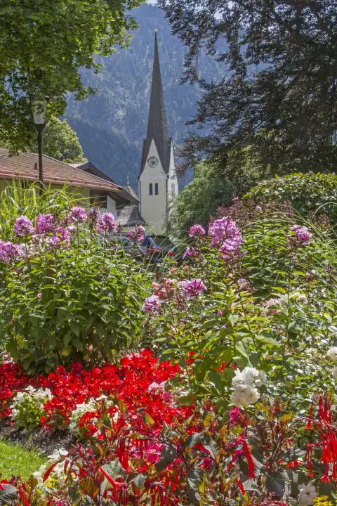 Kirche St. Margareth in Bayrischzell vom Kurpark aus gesehen