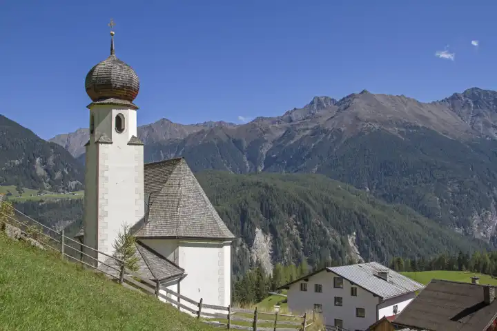 Kirche zur Schmerzhaften Muttergottes in Köfels, einem idyllischen Weiler in 1403 m Seehöhe im tirolerischen Ötztal