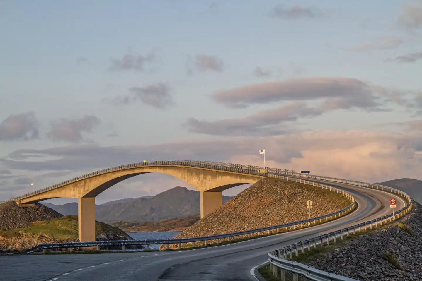 Die Atlantikstraße entlang der norwegischen Westküste gehört zu den interessantesten und beliebtesten Verkehrsverbindungen in Europa
