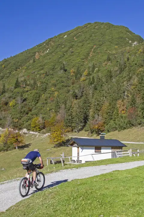 Autumn experience - with the mountain bike on a sunny day to the Herzogstand