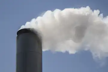 Schiffskamin der bei seiner Fahrt umweltschädlichen Rauch in die Luft blÃ st