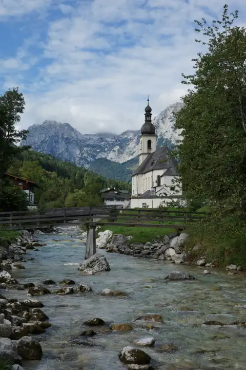 Kirche Ramsau mit Reiteralpe im Berchtesgadener Land