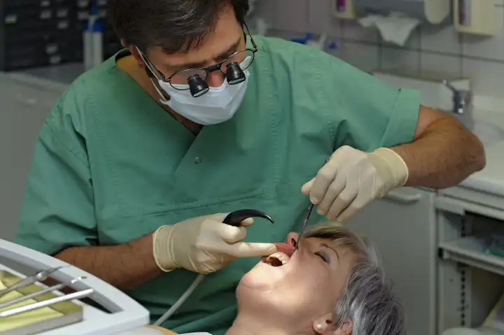 Zahnarzt bei der zahnmedizinischen Untersuchung