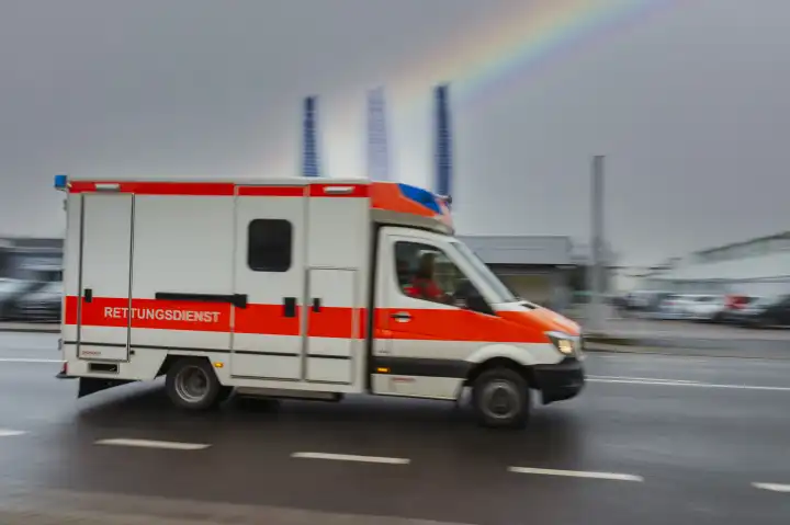 Krankenwagen des Rettungsdienstes in Fahrt.