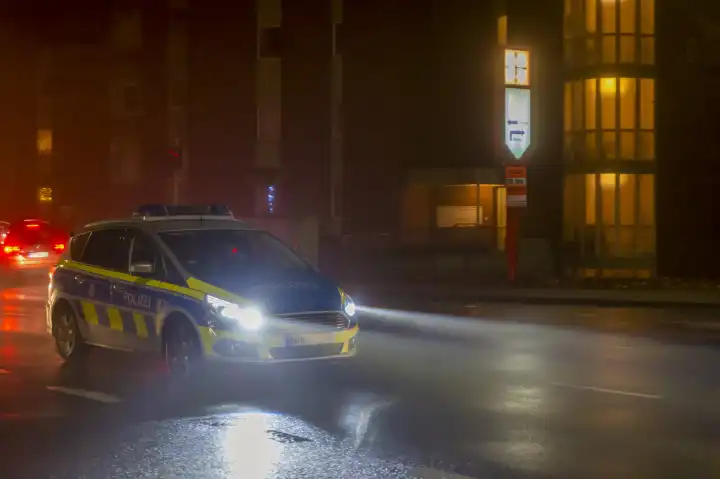 Polizeiauto auf nasser Fahrbahn
