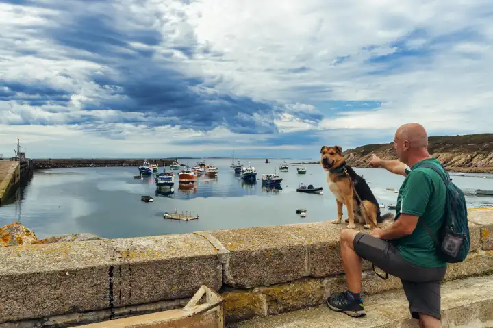 Mann mit Hund am Hafen von Le Conquet