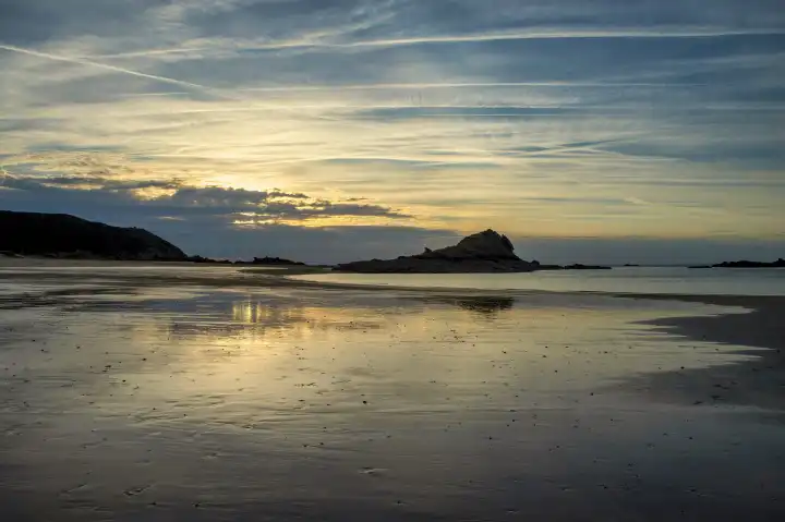 Strand an der Smaragdküste bei Sonnenuntergang und Ebbe, Ärmelkanal, Bretagne, Frankreich