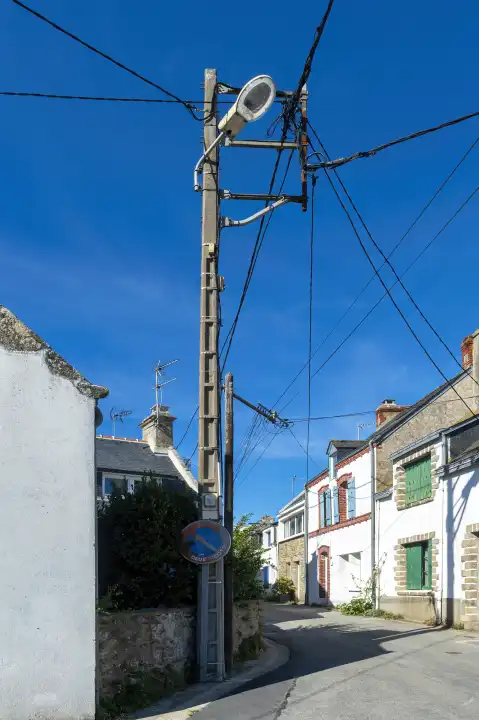 Strommast, verlassene Straße, Saint-Piere-Quiberon, Halbinsel Quiberon, Bretagne, Frankreich