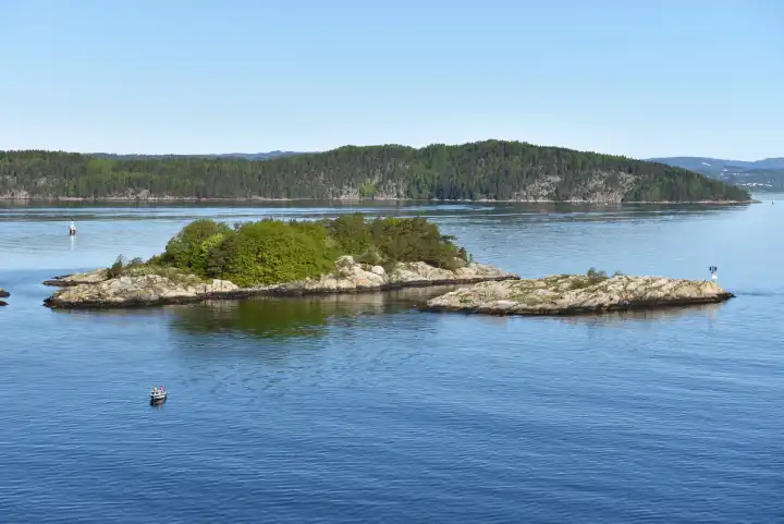 Insel in Schärenlandschaft in Norwegen