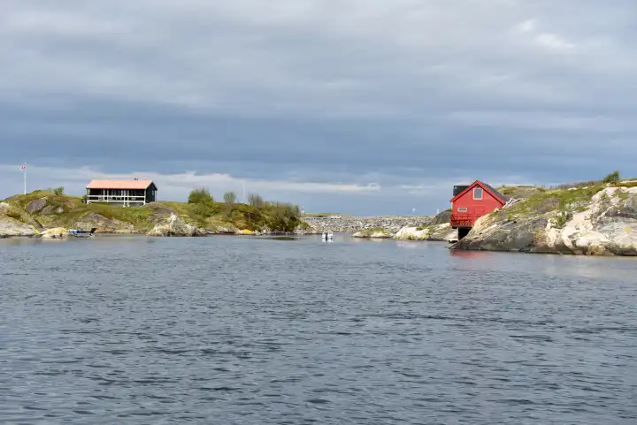 Häuser an einer Schärenlandschaft an der Atlantikstraße in Norwegen