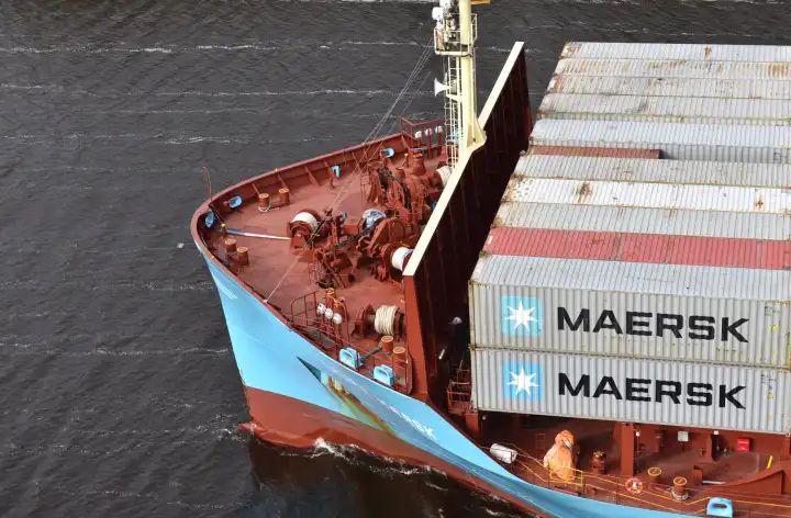 Containerschiff Laura Maersk fährt im Nord-Ostsee-Kanal