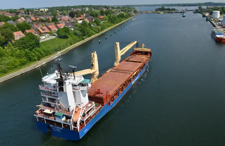 Frachtschiff BBC XINGANG im Nord-Ostsee-Kanal vor der Schleuse Kiel-Holtenau