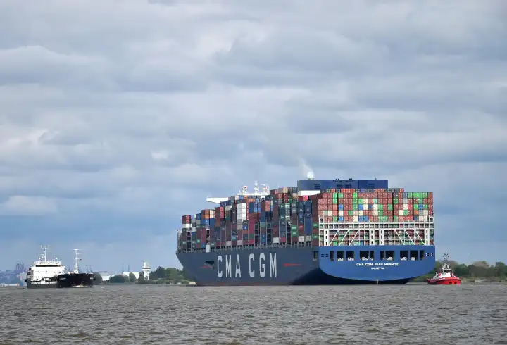 Containerschiff CMA CGM Jean Mermoz fährt in der Elbe zum Hamburger Hafen