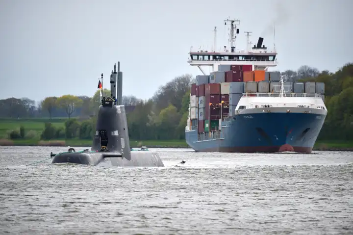 Containerschiff und U-Boot fahren im Nord-Ostsee-Kanal