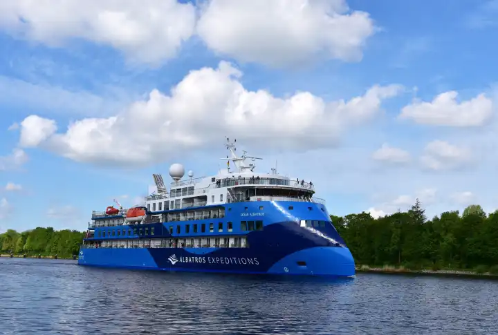 Kreuzfahrtschiff Ocean Albatros im Nord-Ostsee-Kanal