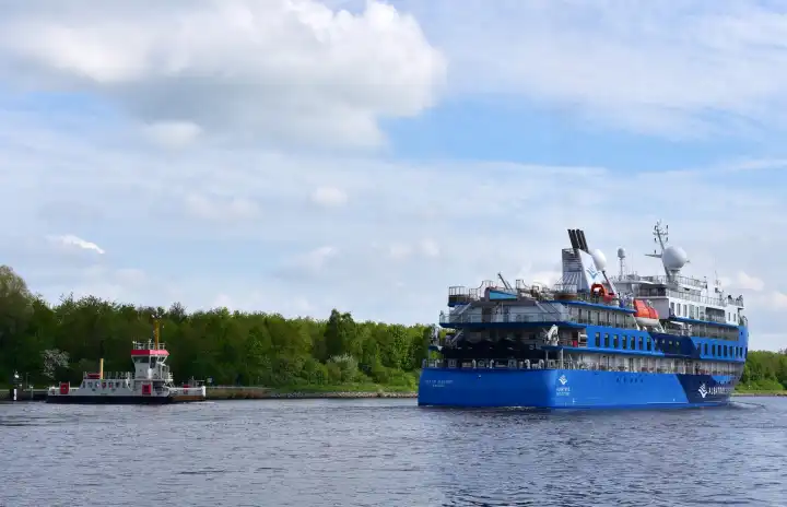 Kreuzfahrtschiff Ocean Albatros im Nord-Ostsee-Kanal